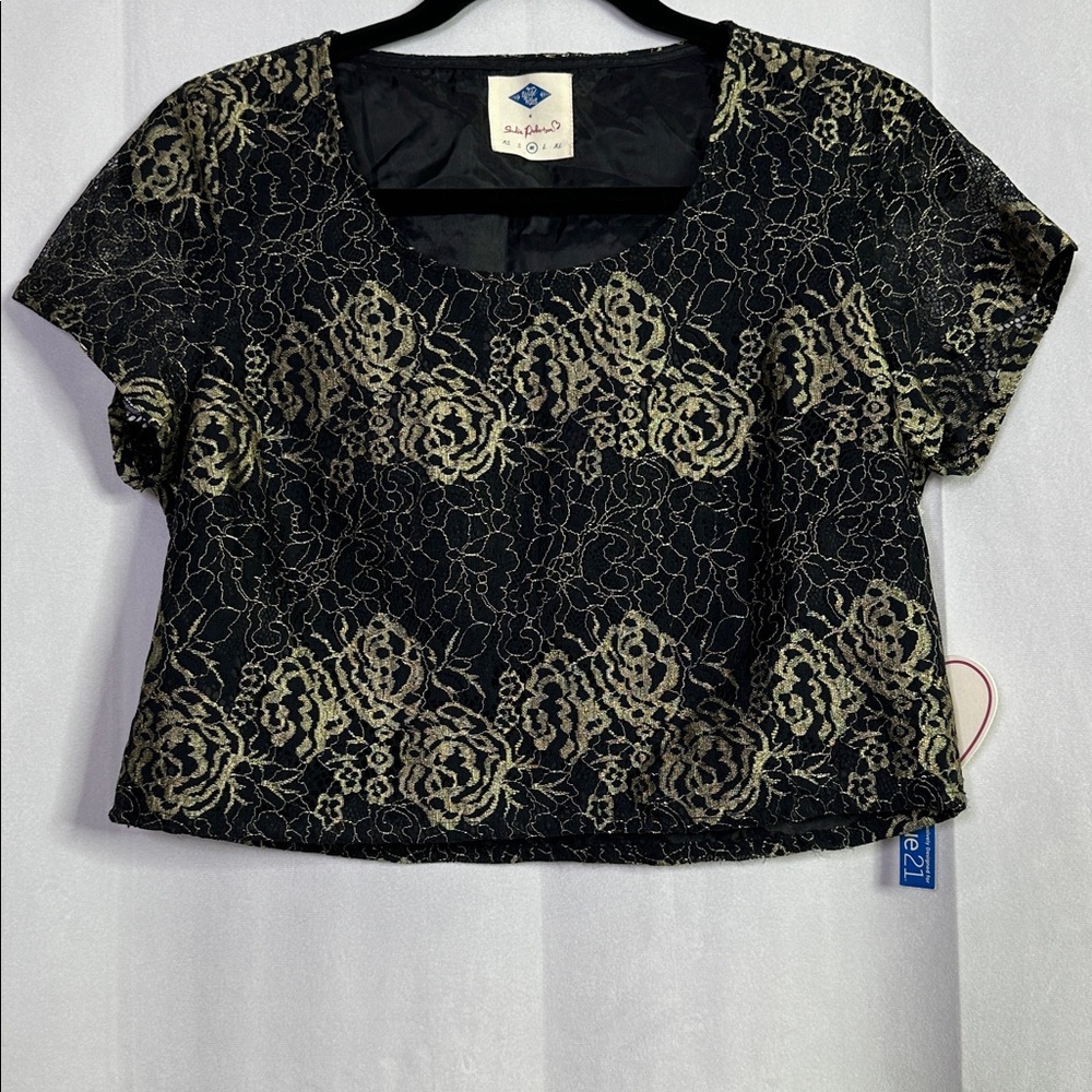 Wild Blue x Sadie Robertson Black Gold Floral Cropped Lace Short Sleeve Top